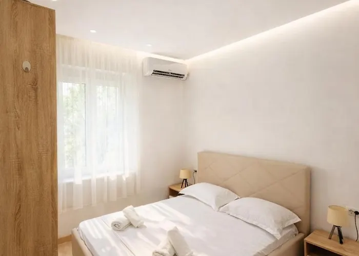 Modern Blloku Area Self Check-in 티라나